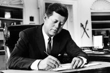 JFK escribiendo
